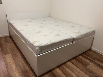 posteľ, mikrovlnka, dvere - 2