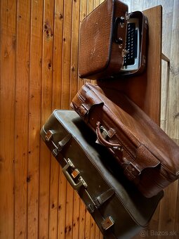 Starožitný kufor a písací stroj - 2