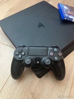 Predám Playstation 4 Slim 1TB + Controller + FIFA 18 - 2