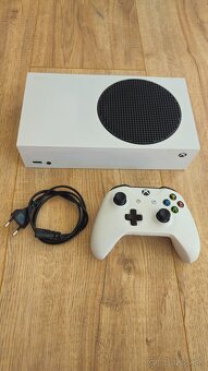 Dobrý deň predám xbox series s 500gb s 1 ovládačom a káblom - 2