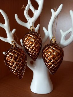 3ks staršie hnedo-zlaté šišky na stromček 7x4 cm plast - 2