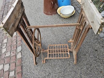 Stojan zo šijaceho stroja - 2