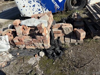 Darujem staru tehlu za odvoz vid foto - 2