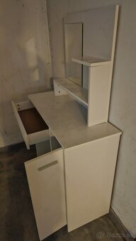 Kozmetický stolík - 2