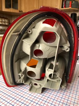 Predam zadne svetlo opel corsa 2000 - 2