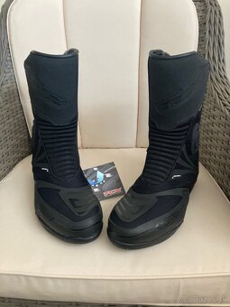 Predá pánske čižmy - 2