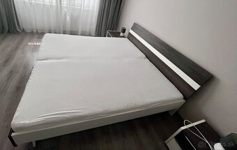 Manželská posteľ s nočnými stolíkmi - 2