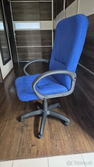 Modra stolicka k pocitacu, bez poskodenia - 2