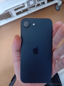 Predám iPhone 16e - 2