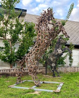 Majestátní kůň z podkov - 2