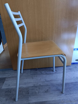 Masívne kovové stoličky stohovateľné, 7ks - 2