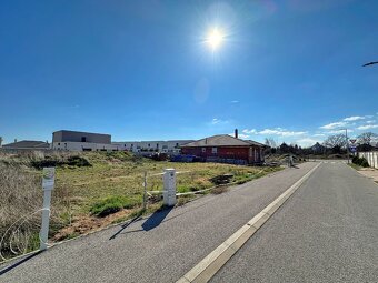 IBA 18 KM OD BRATISLAVY - SLNEČNÝ A IHNEĎ PRIPRAVENÝ POZEMOK - 2