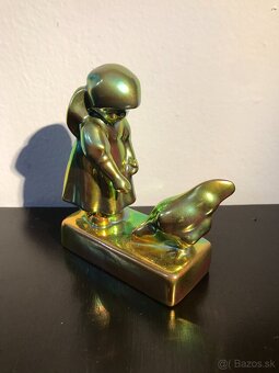 053 - Zolnay , Hungaria ,Dievča krmi sliepočku - 2