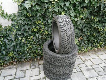 Predám 4x zimné temer nové pneu GOODYEAR 215/45 R18 93VXL - 2