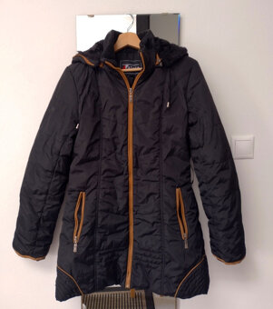 Čierna prešivana damska vetrovka značková Nature s kapucňou - 2