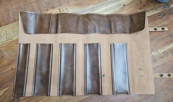 Predam kozeny rolovaci obal na noze - 2