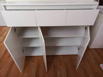 Presklená vitrína a komoda - 2