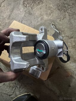 Brzdový strmen zadný pravý - 2