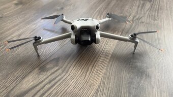 DJI Mini 4 Pro Fly More Combo (DJI RC 2) V ZARUKE + darcek - 2