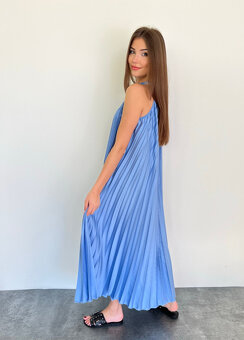 nebovomodré plisovane šaty - 2