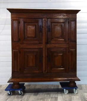 Skriňa masívna starožitná ( 152 ). - 2