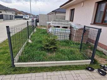 Predám oplotenie (stĺpy, 3D pletivo, podhrabové dosky) - 2