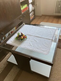 hnedý stolík na kolieskach - 2