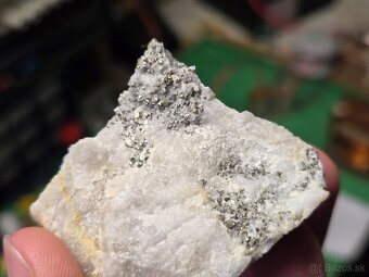 Minerál pyrit v kremeni - 2