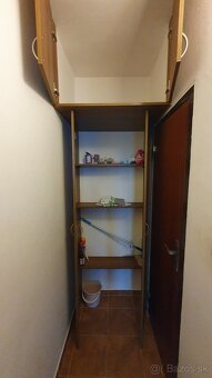 Skrinka zabudovana z dvoch častí - 2