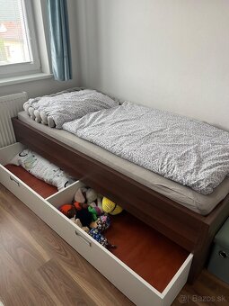 Posteľ a komoda s písacím stolom - 2