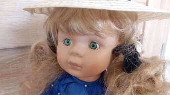 Keramicka babika so stojanom - modre saty - 2