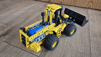 Lego Technic 8459 Pneumatic front end loader - 2