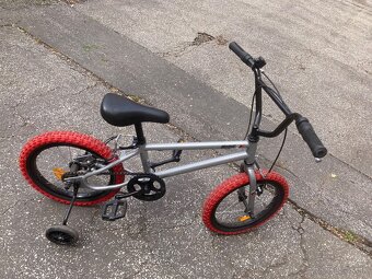Detsky bicykel z decathlonu s pomocnymi kolieskami - 2