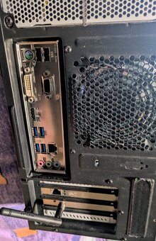 Predám PC s Windows 11 + LCD monitor + Reproduktory – 2.1 - 2