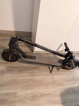 Elektrická kolobežka Xiaomi Mi Essential - 2