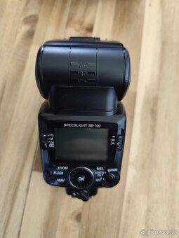 Predám blesk Nikon Speedlight SB-700. - 2