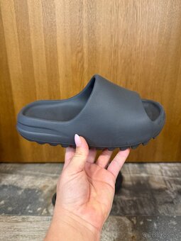 Adidas Yeezy Slide 39 - 2