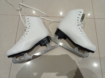 Predám dievčenské korčule veľkosť 35 - 2