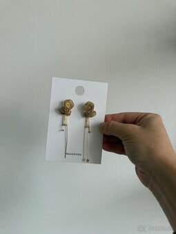 Zlaté visiace náušnice Reserved - 2