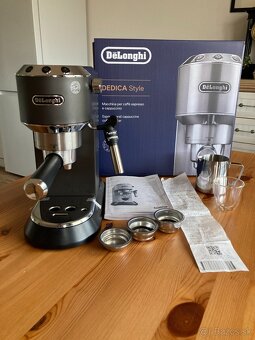 DeLonghi Dedica EC 685.BK s džbánkom na penu a sadou pohárov - 2