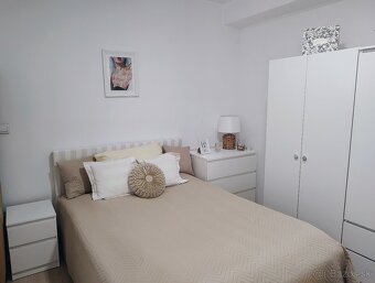 Svetlý, vzdušný a šikovne riešený tehlový apartmán - 2