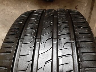 255/40r19 - 2