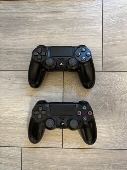 PS4 500 GB + 2 ovládače + 2 hry – TOP stav – 150 € - 2