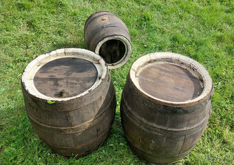 Drevené sudy + drevený lievik - 2