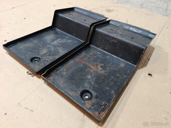 E30 plast pod baterku - 2