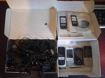 Stare retro GSM mobily NOKIA s prislusenstvom - 2