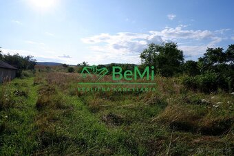 Slnečný rovinatý pozemok aj s rozostavaným domom v obci Szen - 2