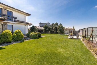 MIKELSSEN - Na predaj charizmatická vila v Stupave s pozemko - 2