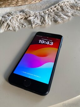 Apple Iphone SE 2022 s prasknutým zadným sklom - 2