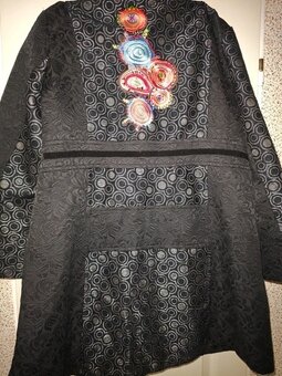 PEKNÝ ZDOBENÝ KABÁT veľ.46/48 - 2